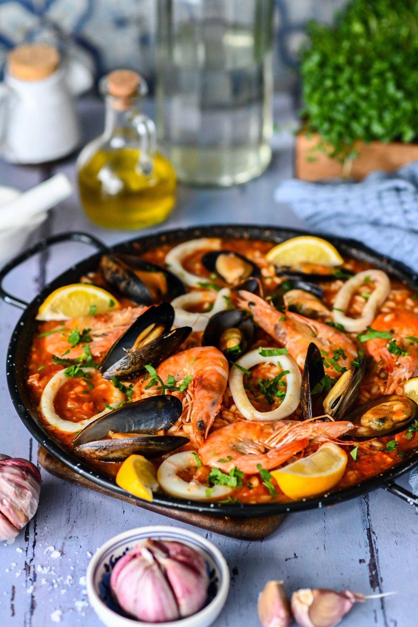 RETSEPT | Aurav ja maitseküllane! Krõbeda karamellistatud põhjaga teraline mereannipaella on lihtsasti valmistatav uhke pidusöök