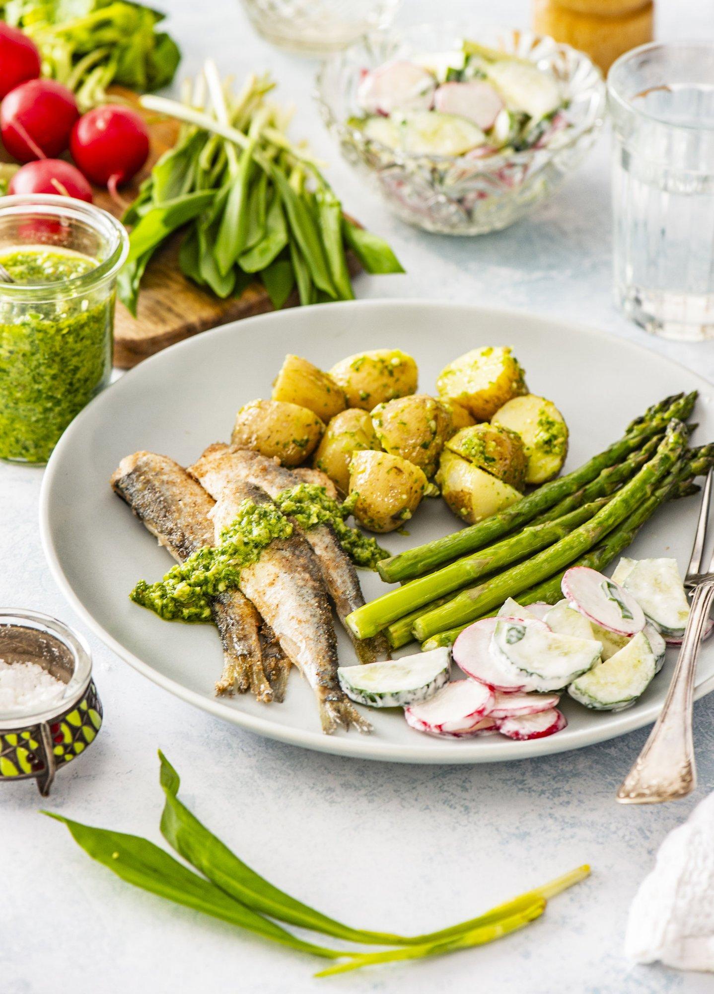 Nii palju häid hooajalisi maitseid ühel taldrikul! Rukkikamas paneeritud räimed kartulite ja karulaugupestoga