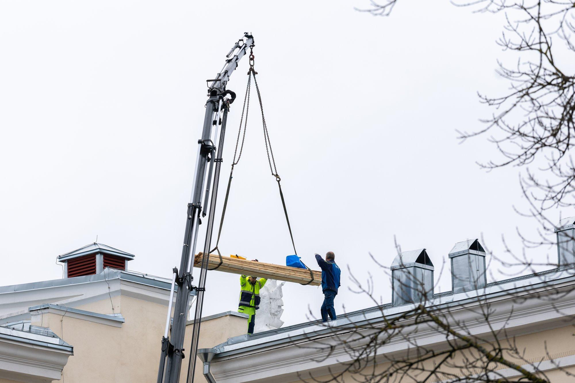 FOTOD | Kus on kaitsevarustus? Tööinspektsioon uurib vene kultuurikeskuse katusel toimunut