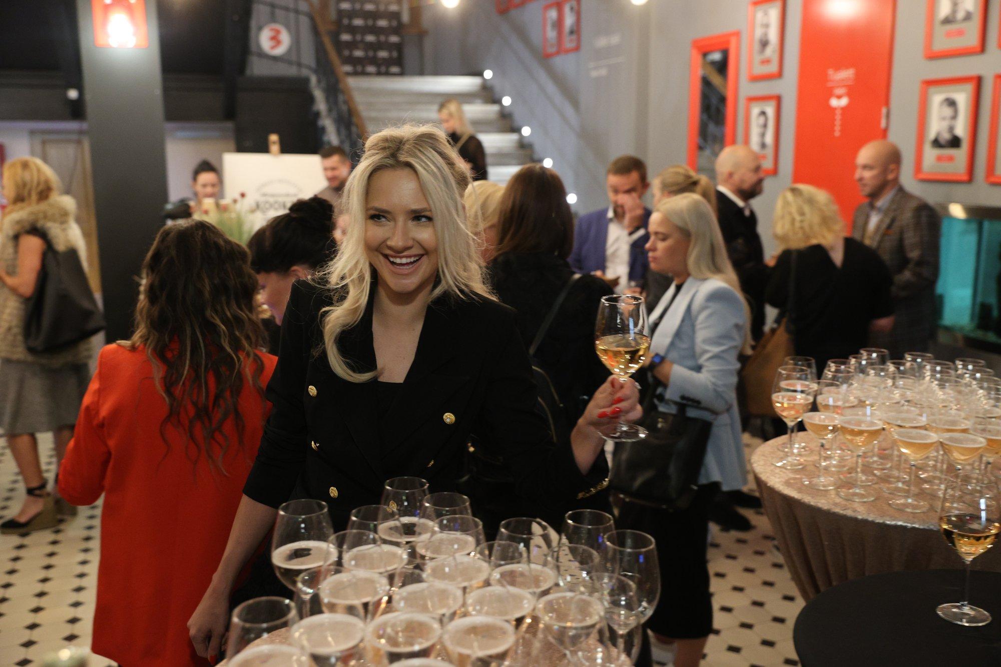 Vallatu õhtu linna peal? Brigitte Susannet märgati Amigos salapärase mehega õrnusi jagamas: see ei olnud amelemine!