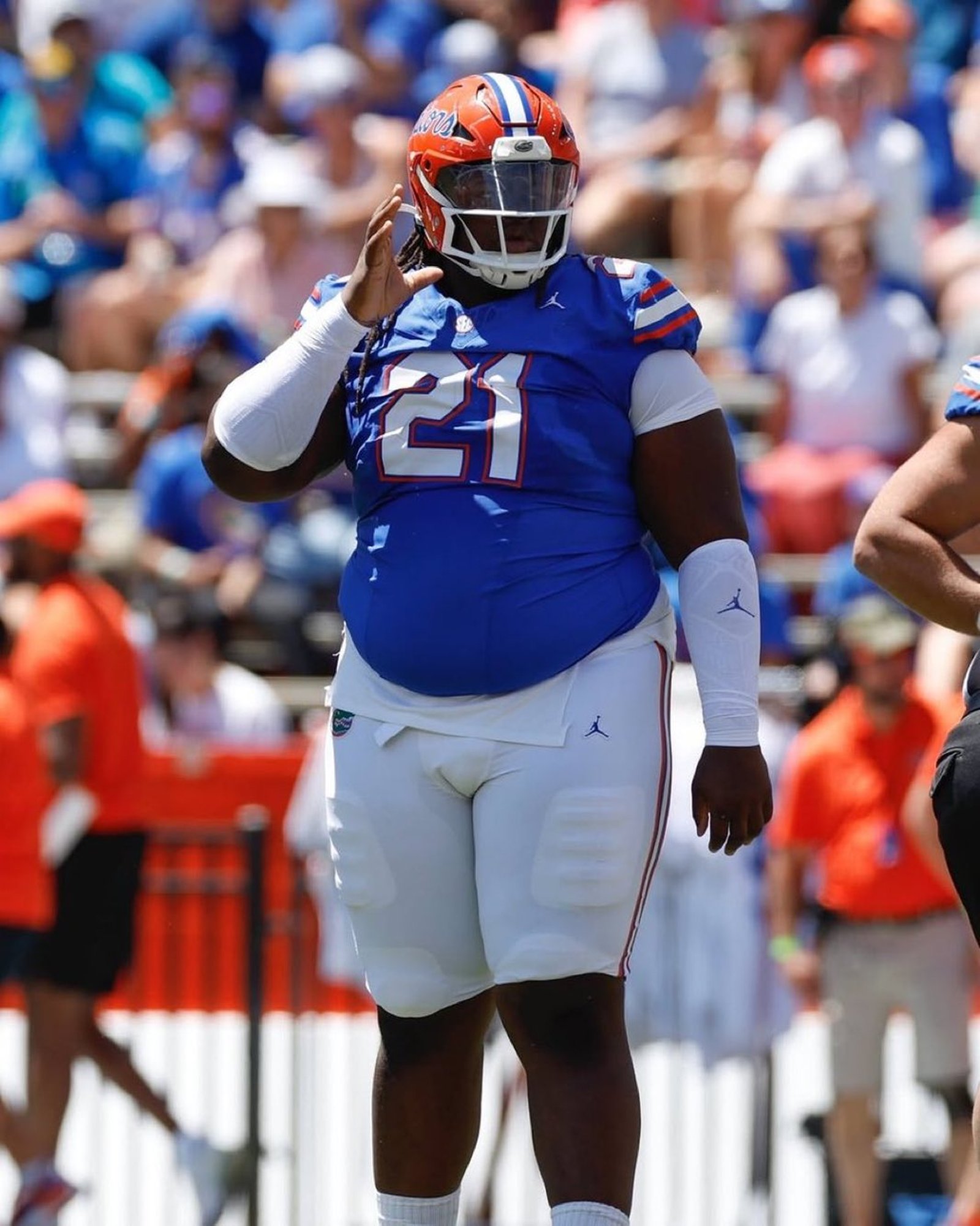 Rekord on ohus: 210-kilone NFL-i draftivalik lööb ookeani taga laineid