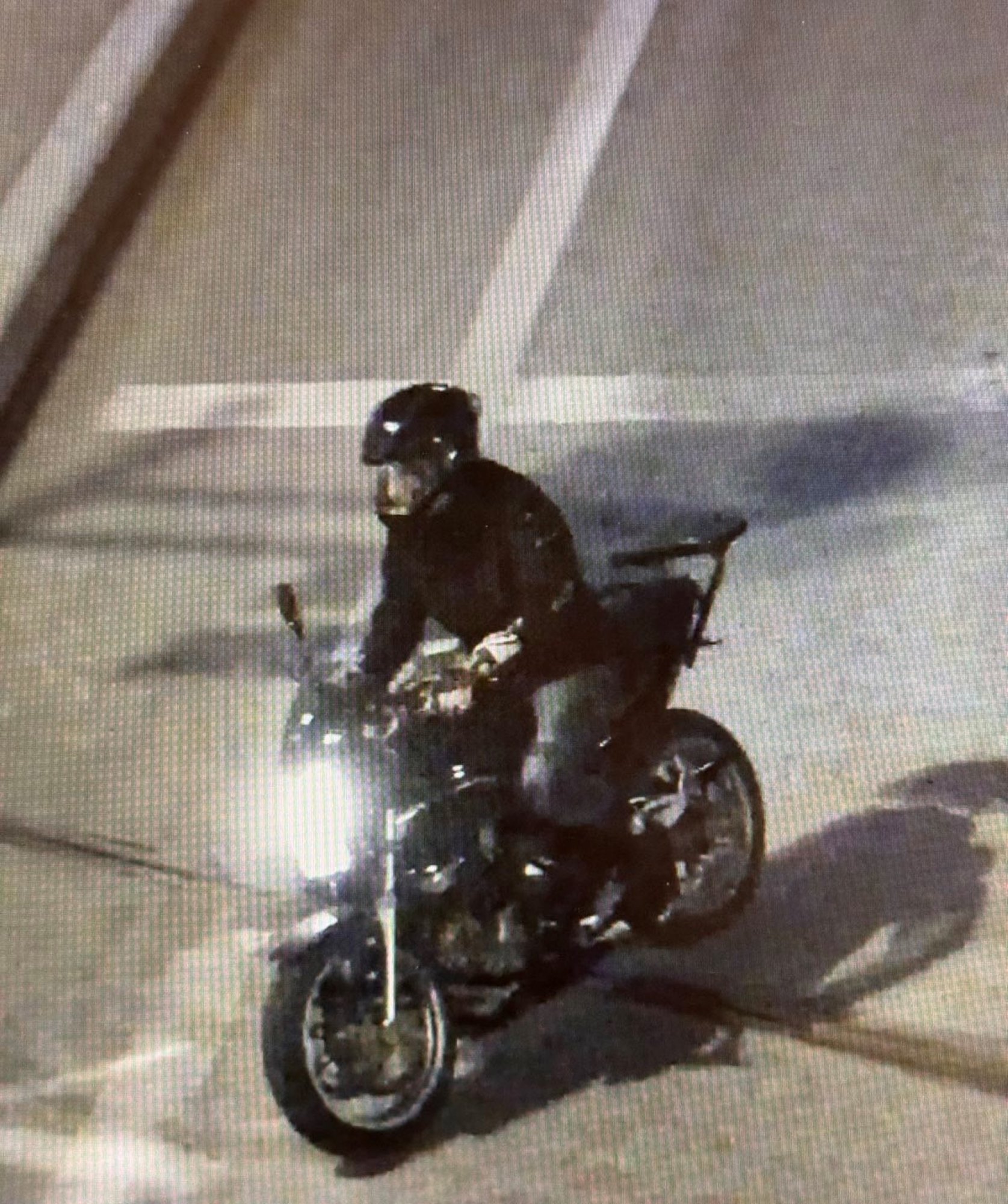 VIDEO | Eelmisel nädalal Tartus metsikult kihutanud juht on tabamata. Politsei palub abi