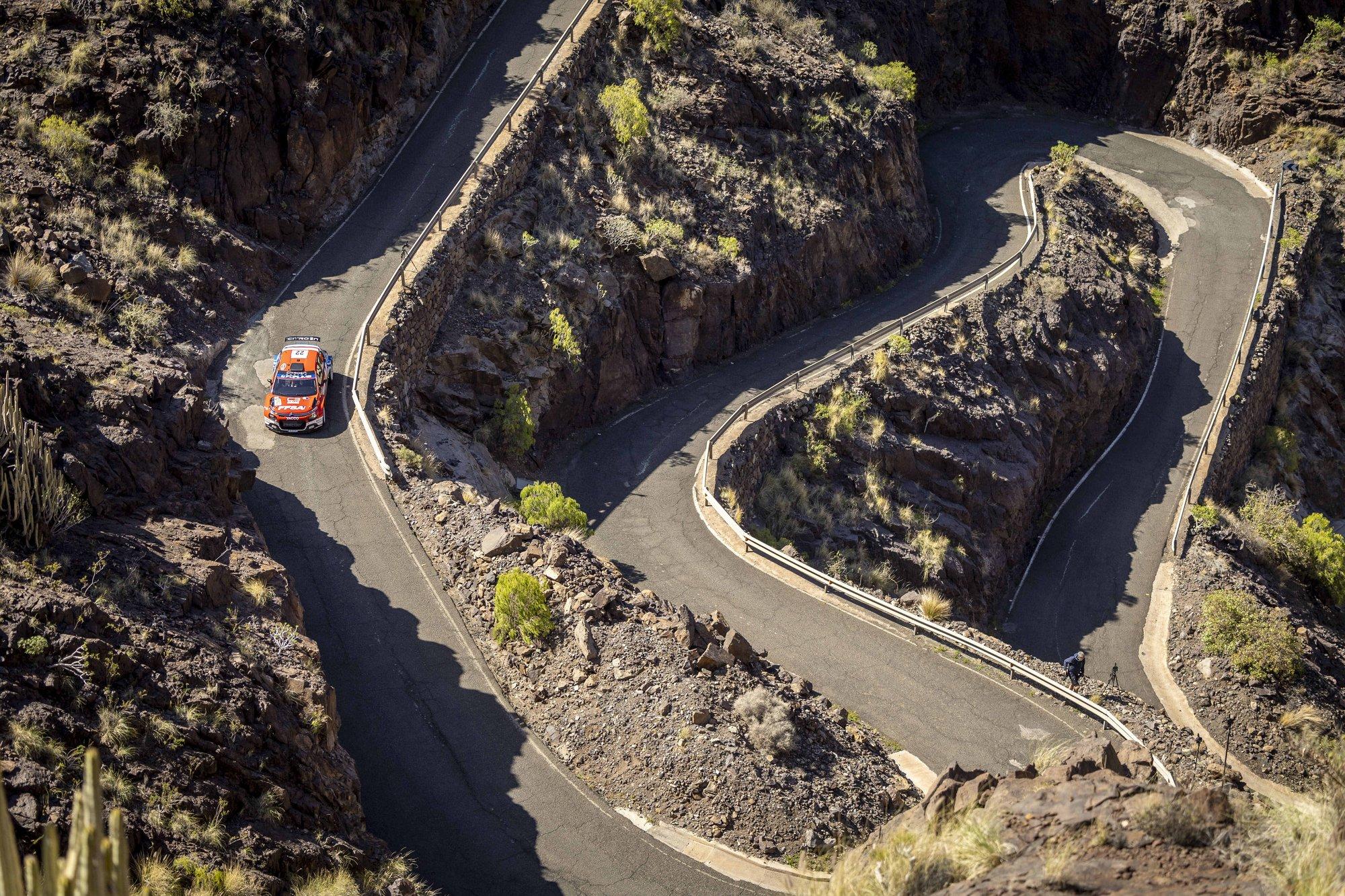 VIDEOD | Põõsas päästis kurvist välja kihutanud Rosseli kuristikku kukkumisest, Pajari ralli päädis teepiirdes