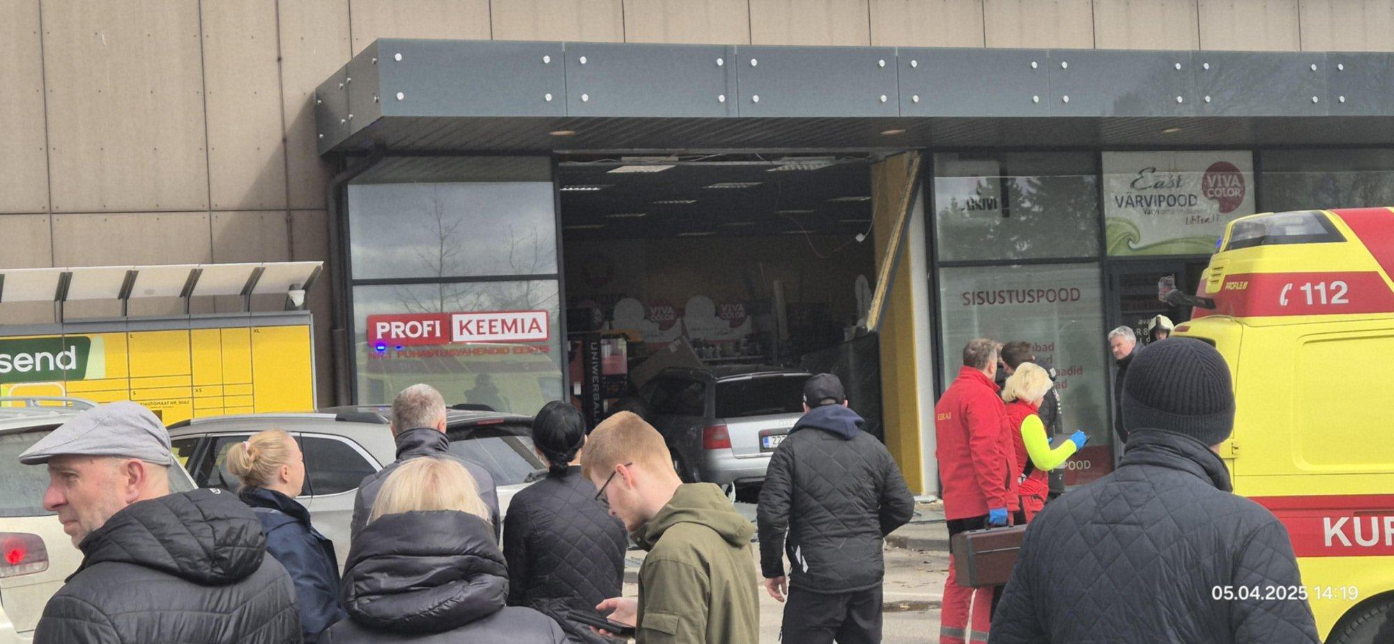 FOTOD | 90aastane juht põrutas Kuressaares autoga poodi sisse