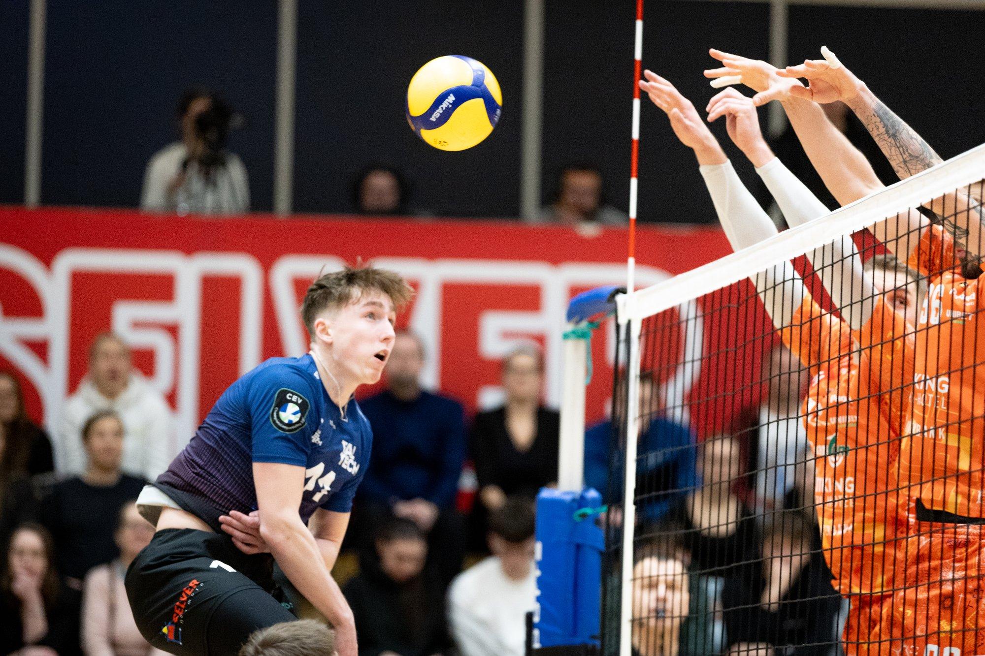 DELFI FOTOD | Kaotusseisust välja tulnud Pärnu Võrkpalliklubi asus pronksiseeriat juhtima