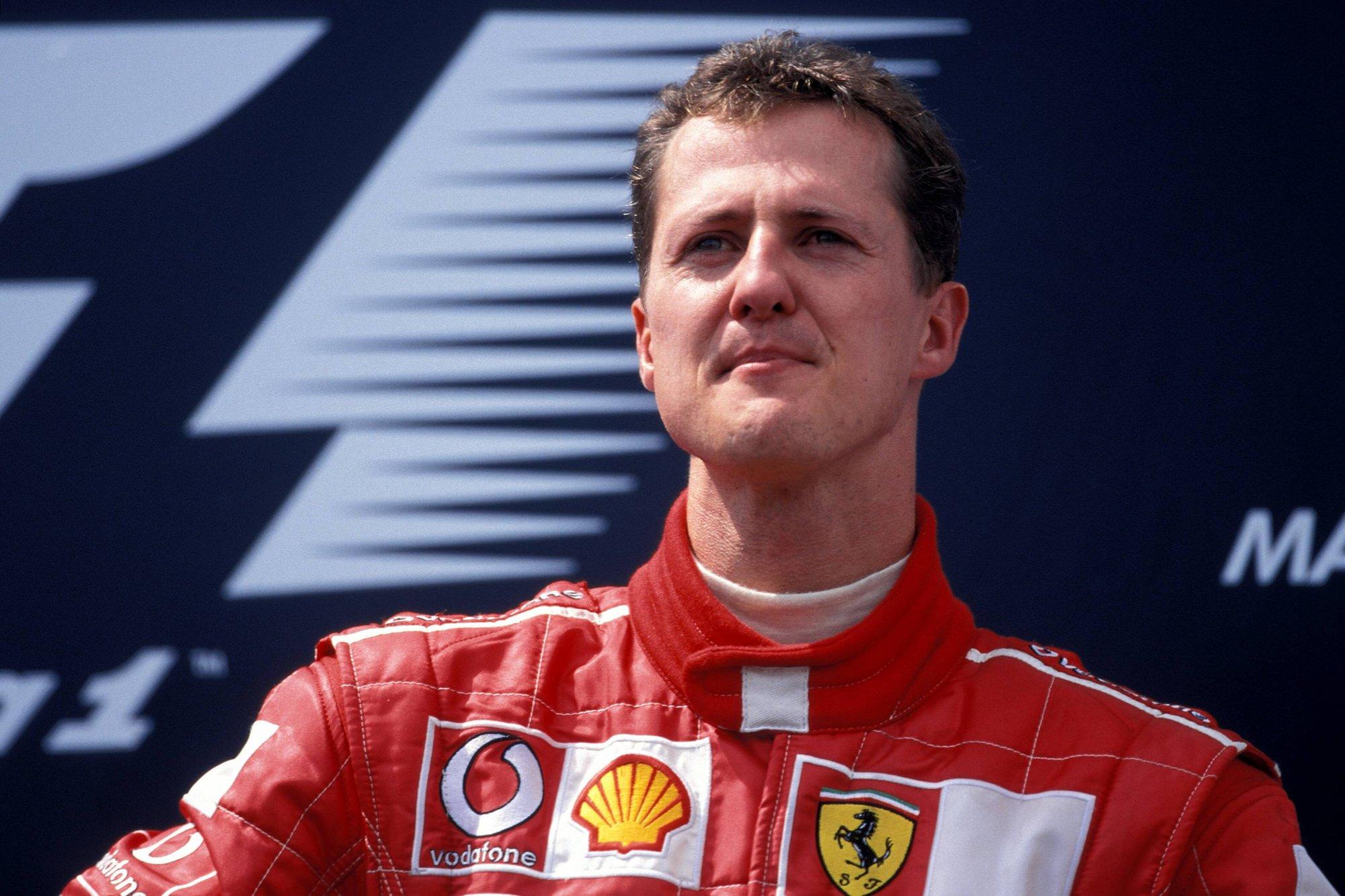 FOTO | Michael Schumacher andis Briti vormelilegendi oksjonile minevale kiivrile autogrammi