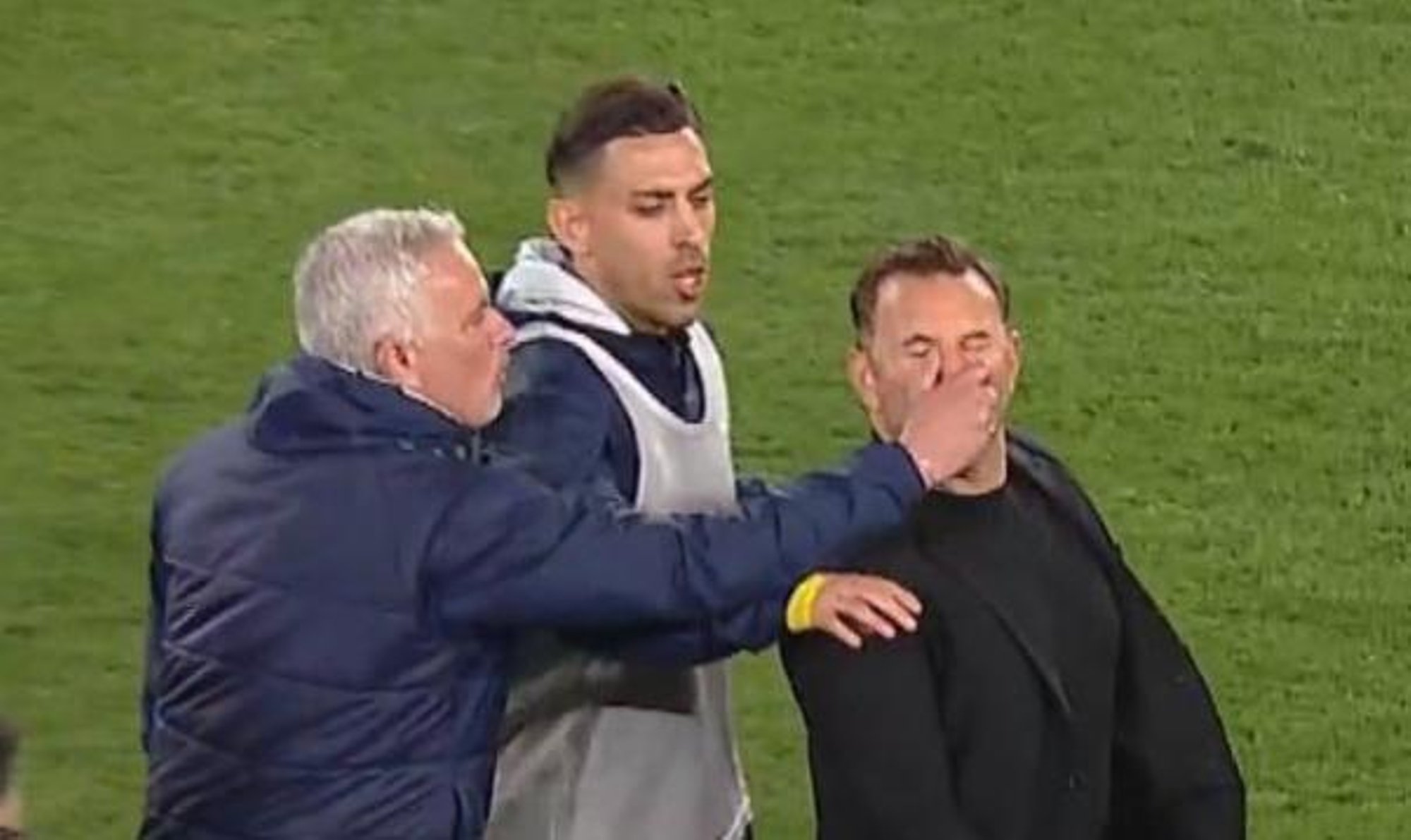 VIDEO | Jose Mourinho läks vastastreenerile füüsiliselt kallale