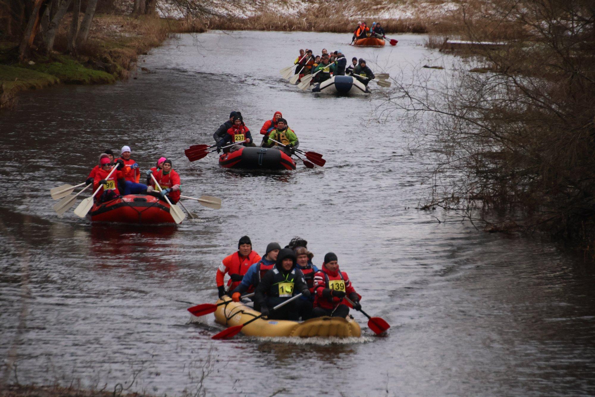 LÕBUS VIDEO | 250 paatkonda kiirlaskujaid kihutab mööda Pärnu jõge allavoolu