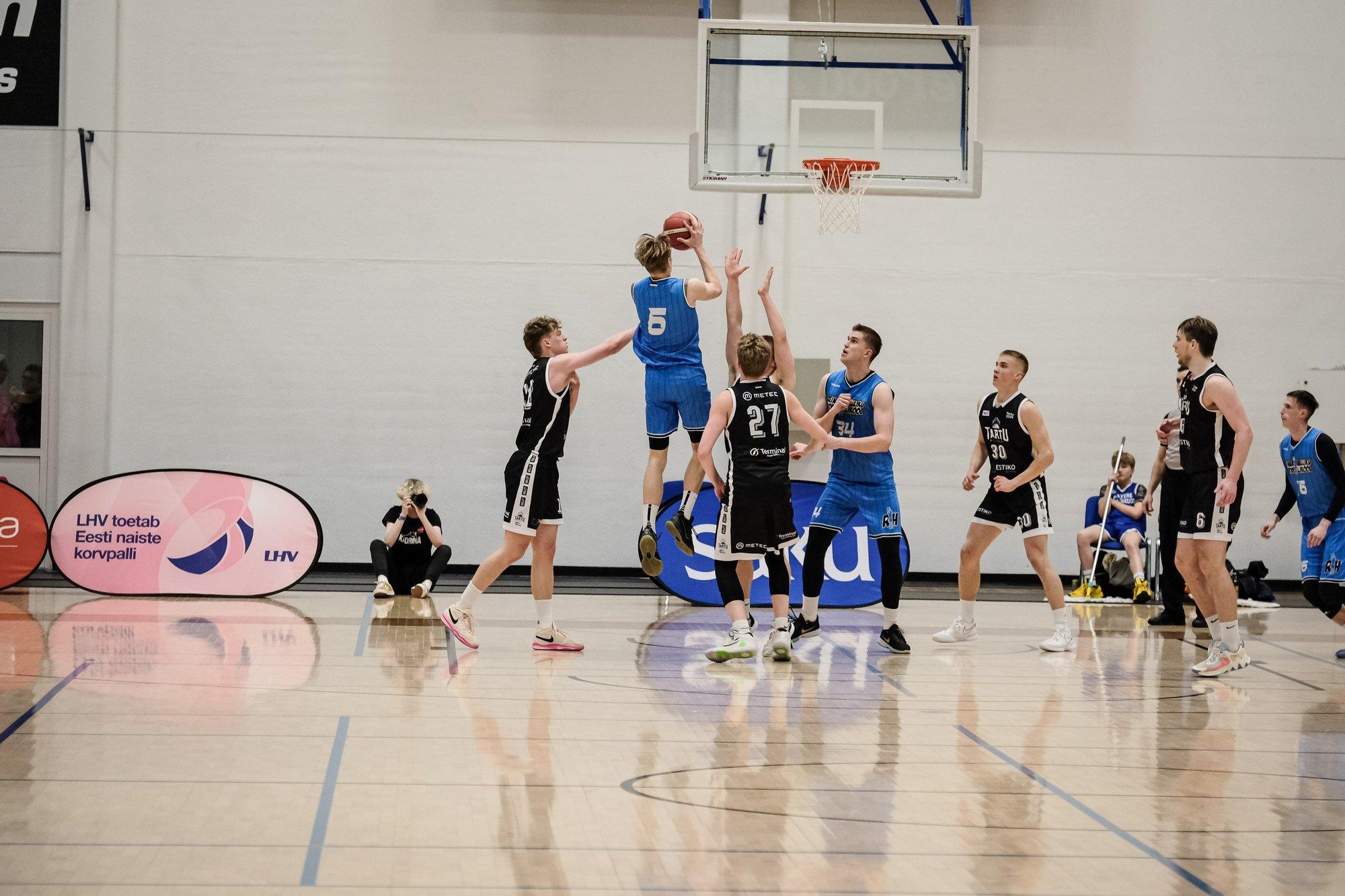 DELFI FOTOD | Reinar Halliku Korvpallikool krooniti korvpalli esiliiga võitjaks!