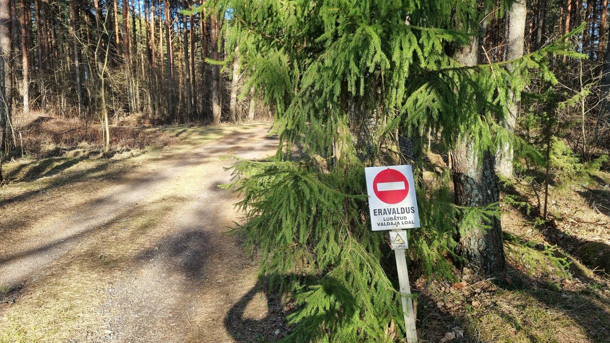 Omavolilised eramaa sildid avalikel teedel. RMK: need on ebaseaduslikud ja tuleb eemaldada