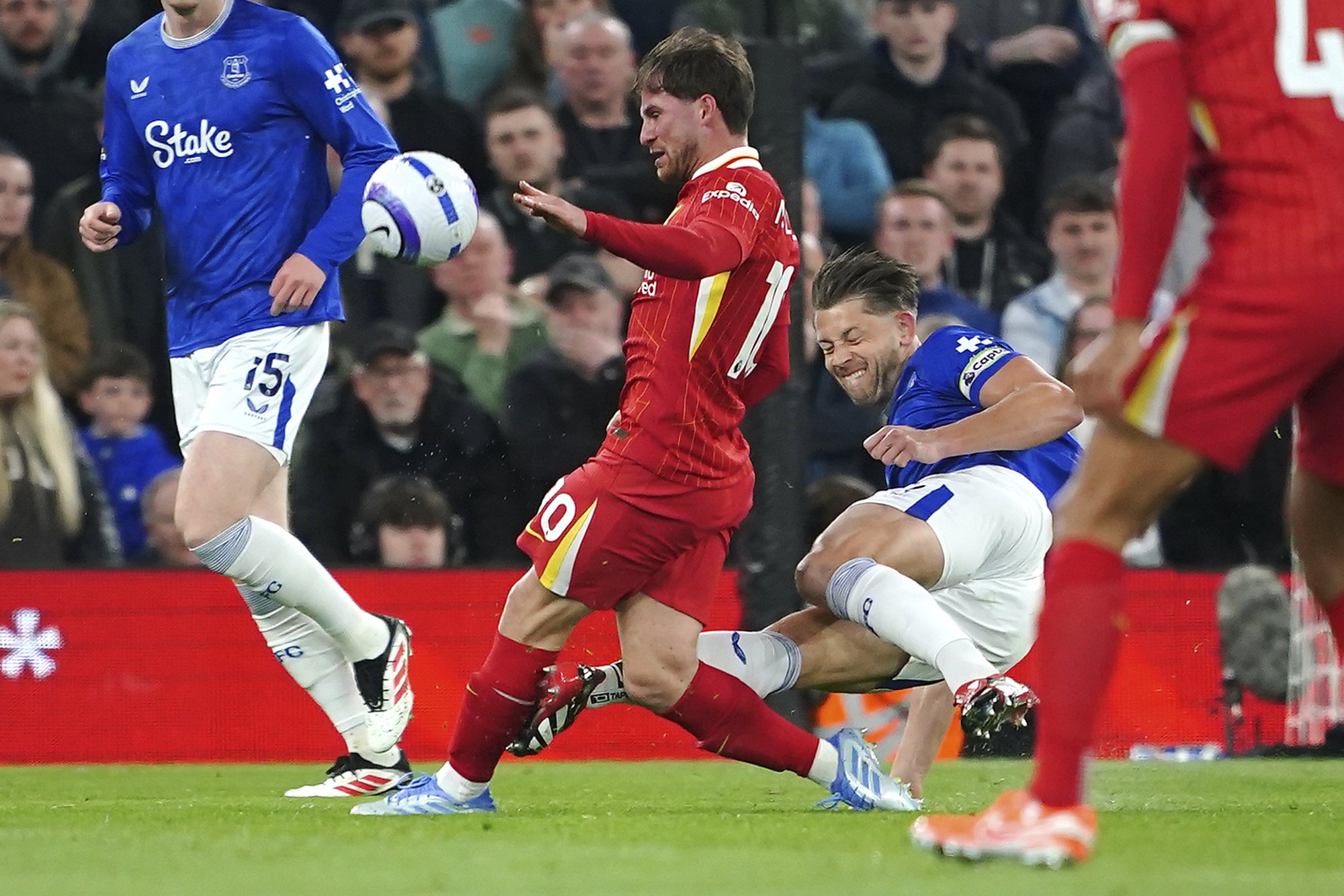 „Ta oleks võinud jala murda!“ Inglismaa kõrgliigas lahvatas skandaal