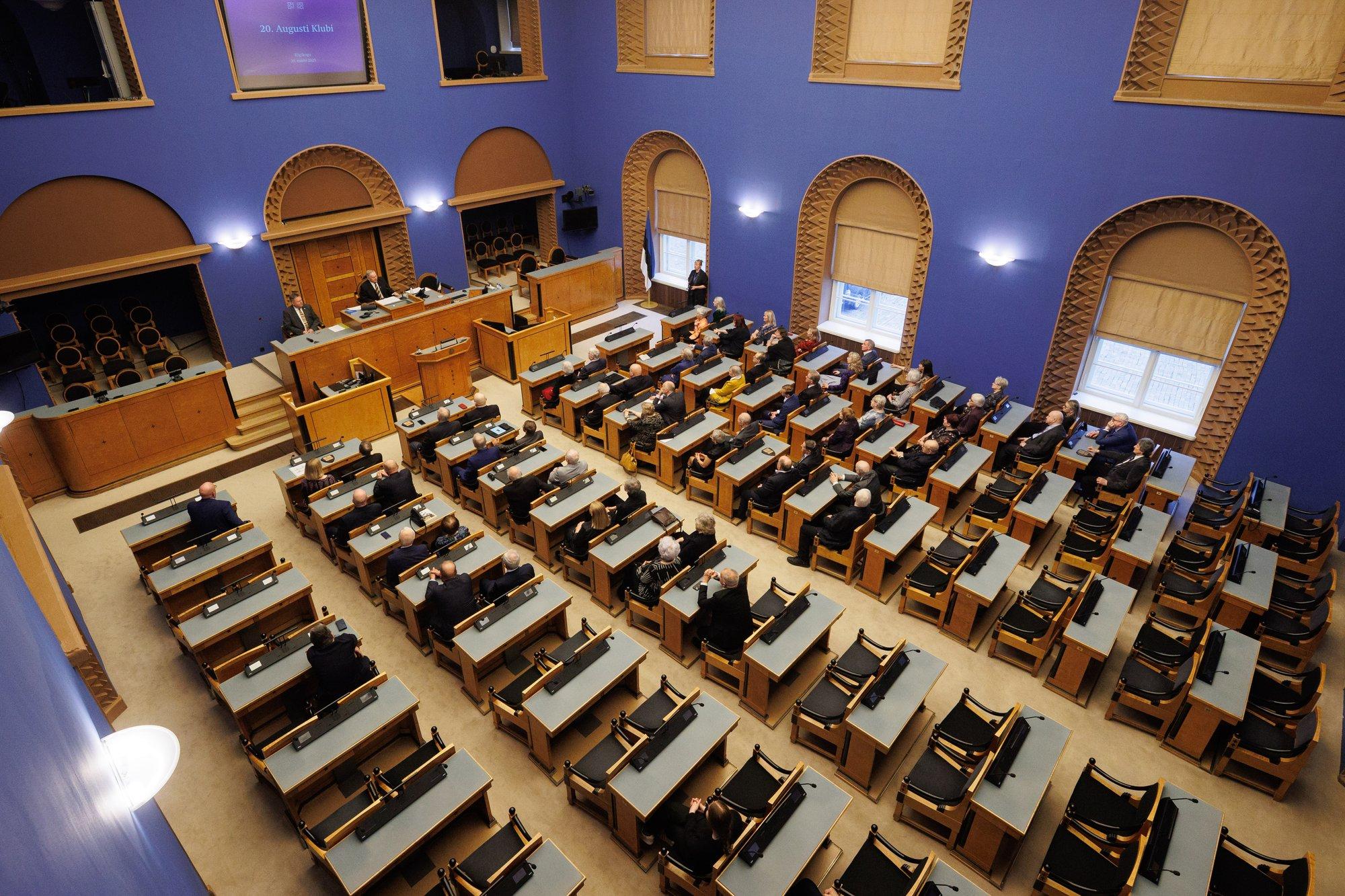 Riigikogu juhatus tõstis parlamendiliikmete autokompensatsiooni summat