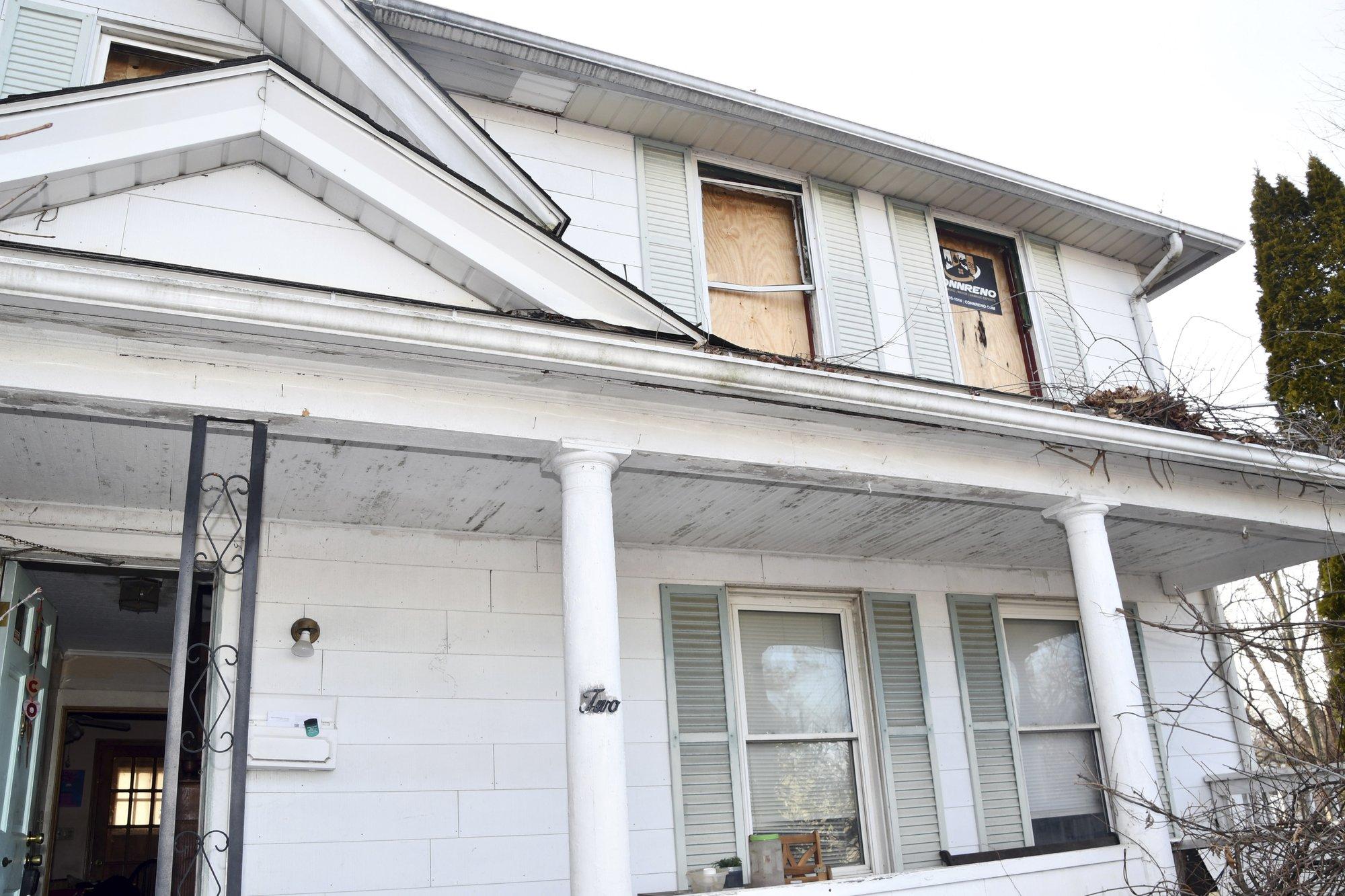 USA mehe sõnul hoidis kasuema teda üle 20 aasta majas kinni. Vabanedes kaalus ta veidi üle 30 kilo