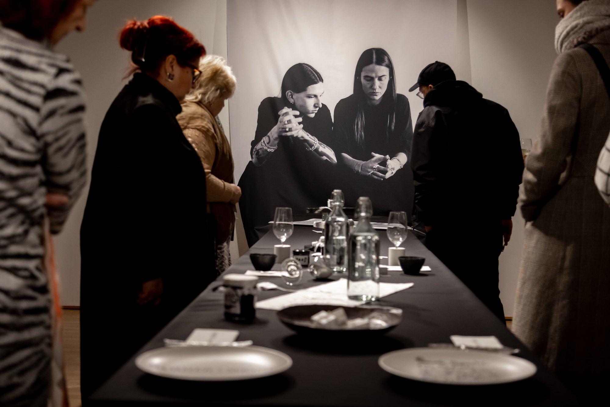 FOTOD | Pärnu Linnagaleriis avati näitused armastust väljendavast koos einestamisest ja kanafarmi mikorokosmosest