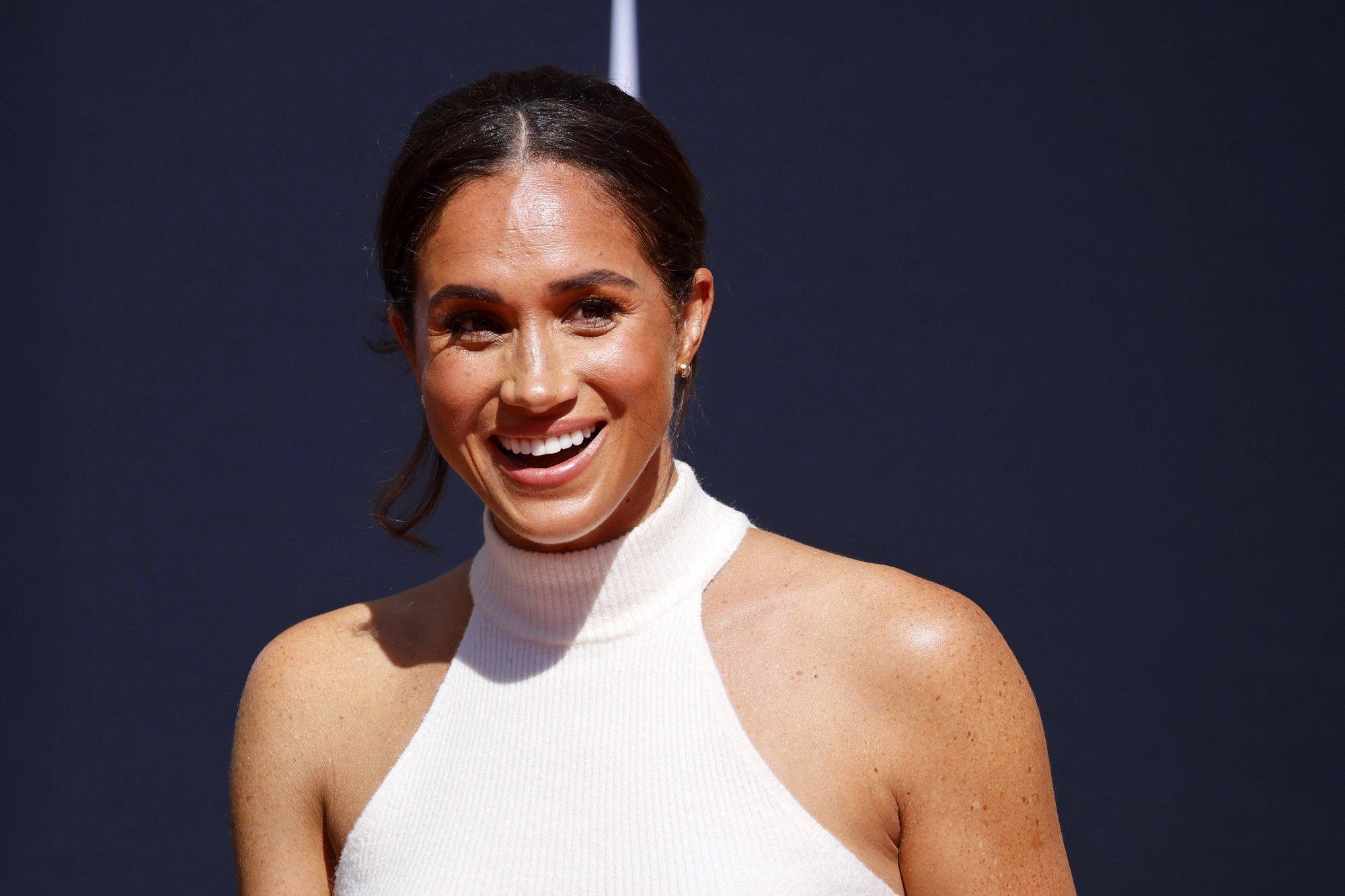 FOTOD | Mugav ja elegantne samaaegselt! Meghan Markle kandis ajatut rõivakomplekti, millesarnane sobiks iga naise kapselgarderoobi