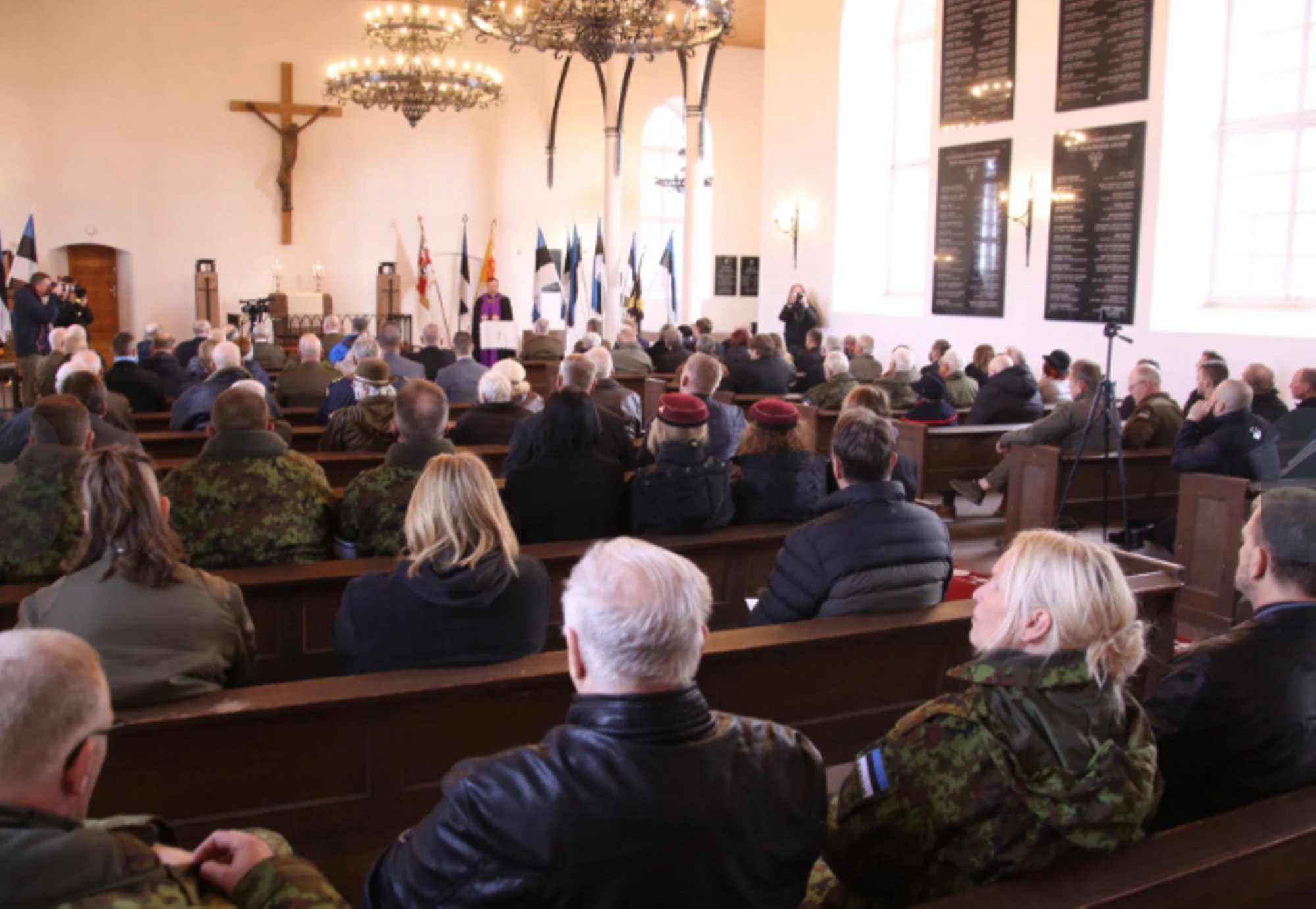 Riik enam ei toeta: ohvitserid koguvad annetusi Tori kiriku uutele tammest ustele