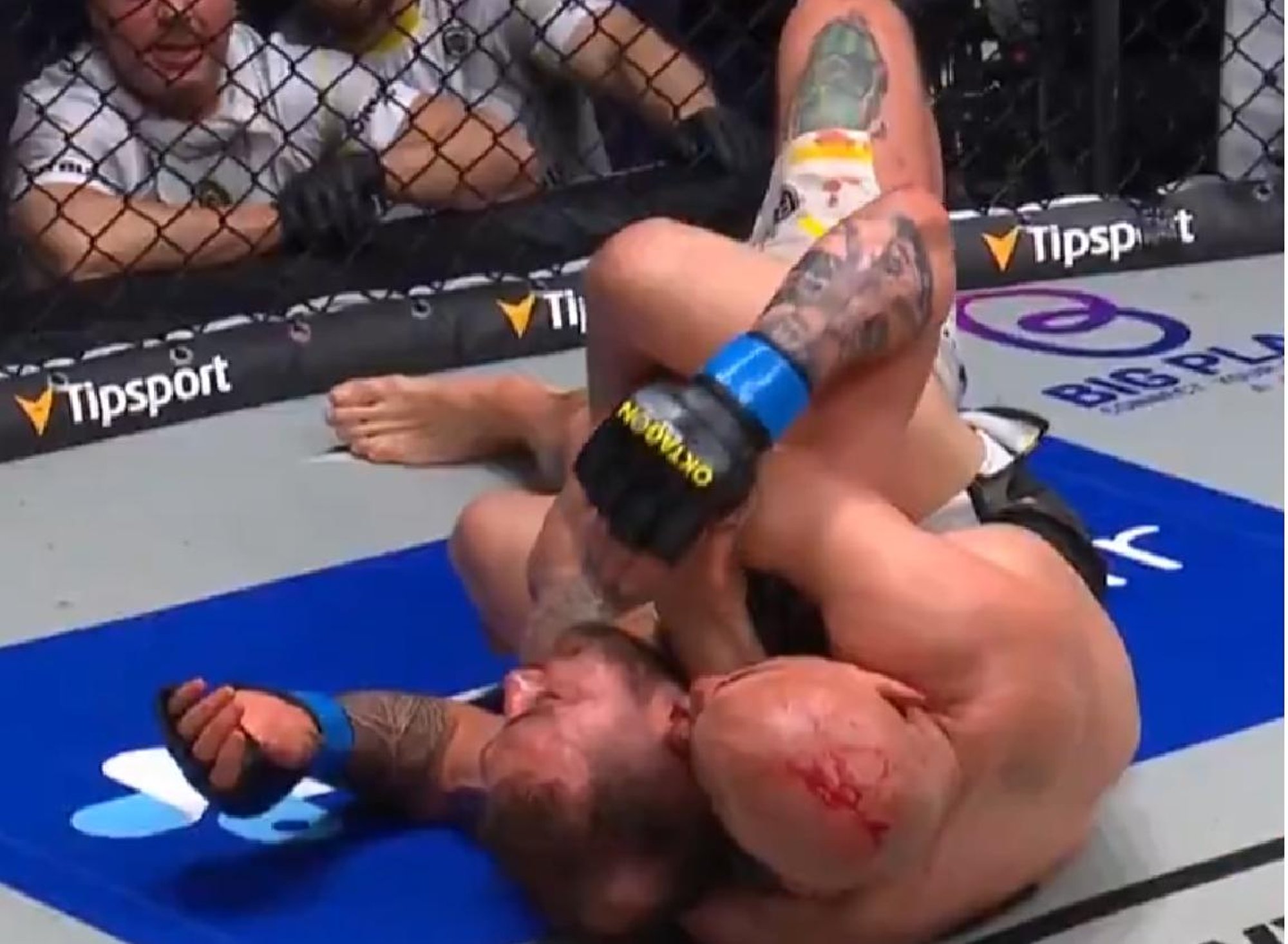 VIDEO | Uskumatu lõpp MMA-matšile. Võitja suudles vastast ja visati kaotaja poolt ringist välja