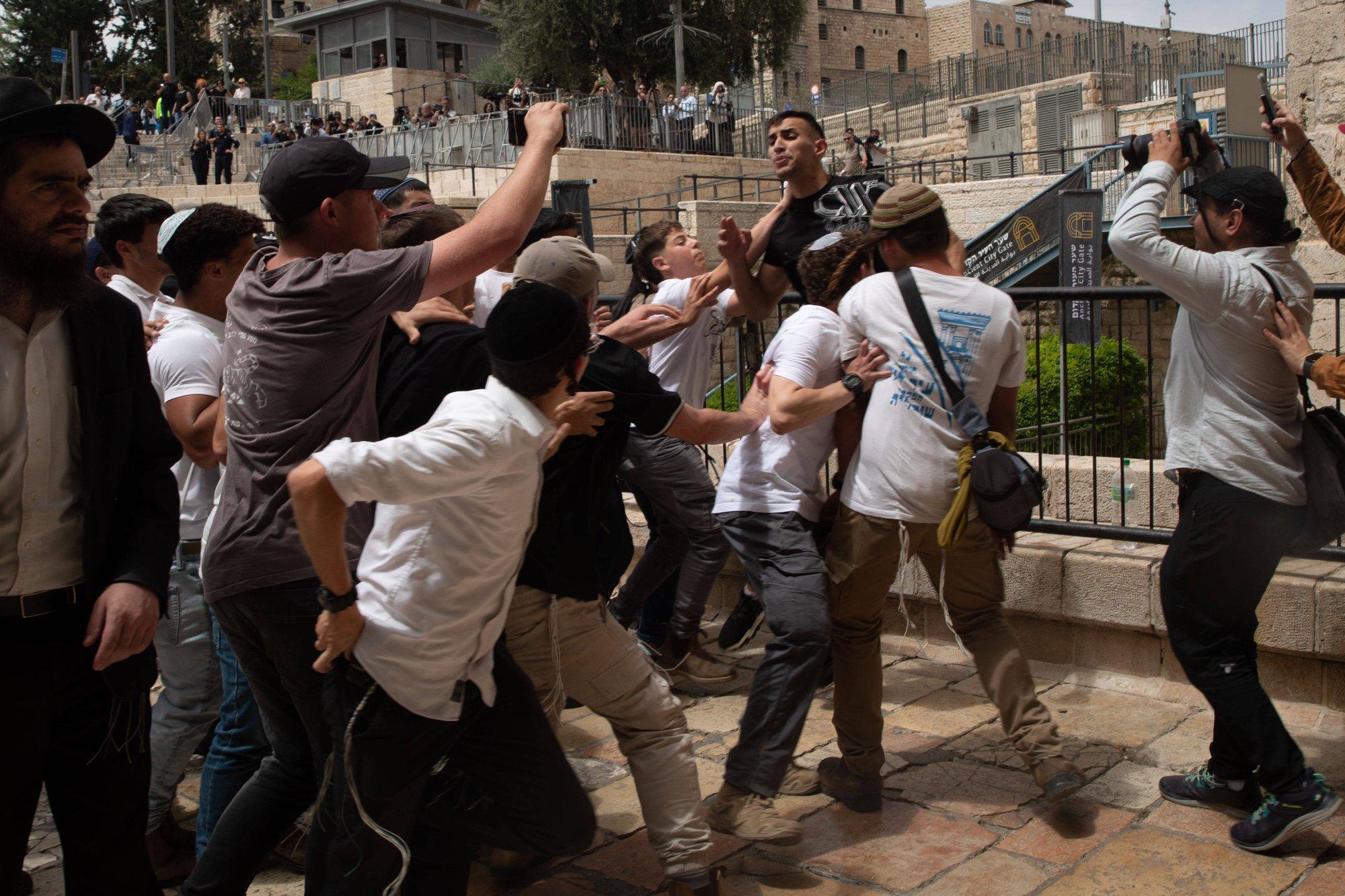 VIDEO | Juudi marurahvuslased ründasid Jeruusalemma rongkäigul palestiinlasi