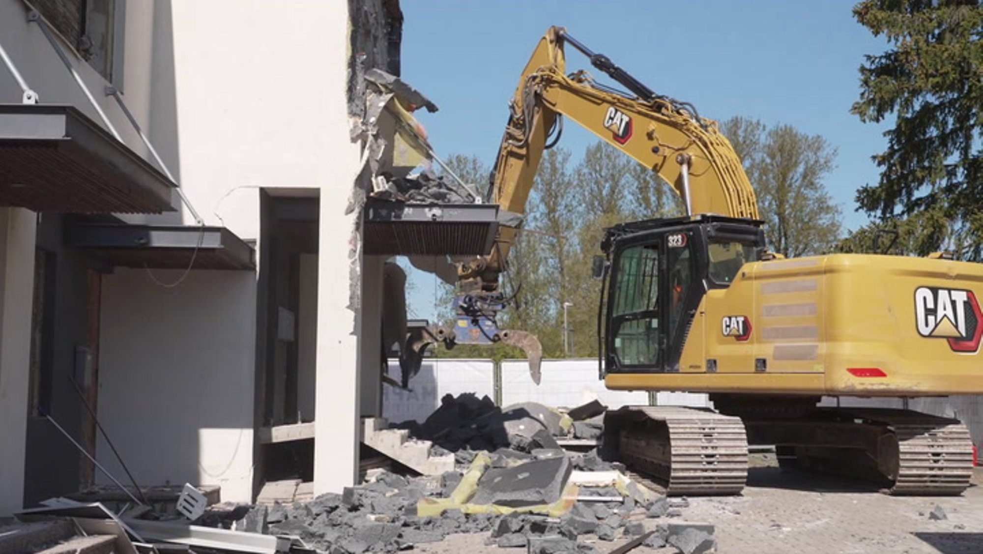 FOTOD ja VIDEO | Arendaja hakkas Tartus viltu vajunud elumaja lammutama