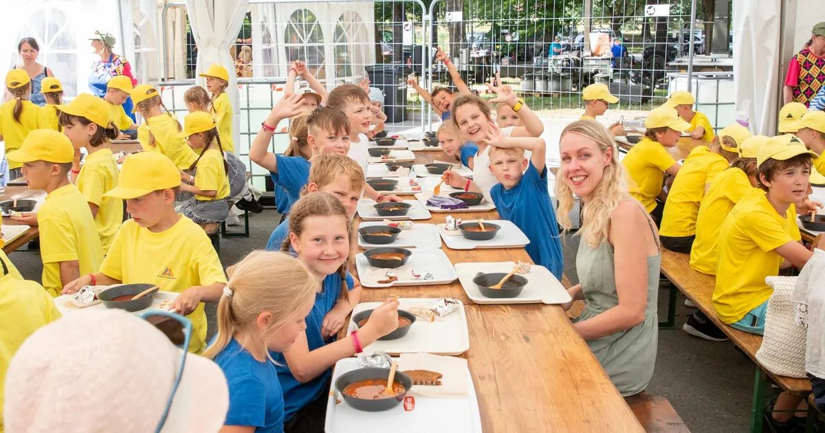 Laulu- ja tantsupidu ⟩ Suurpeol päästetakse suppi: ülejäänud toit annetatakse Toidupangale