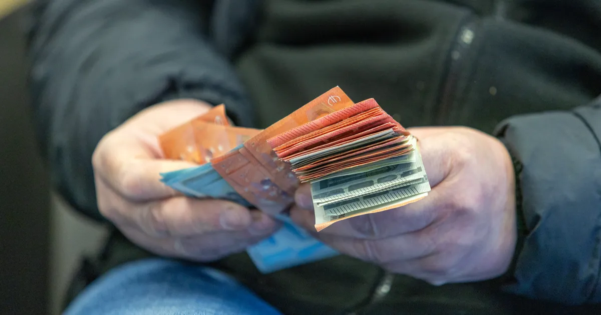 Pea 7000 eurot: taksojuht viis kelmile mõeldud raha panka