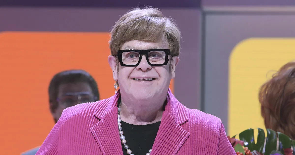 Tehisaru röövib loojat, riik kiidab takka – appi tõttab vapper rüütel sir Elton John