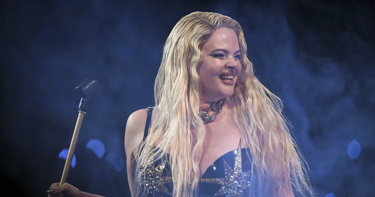 SEKSIKAD FOTOD ⟩ Soome eurolaulik Erika Vikman viskas kaanefoto tarbeks riided seljast