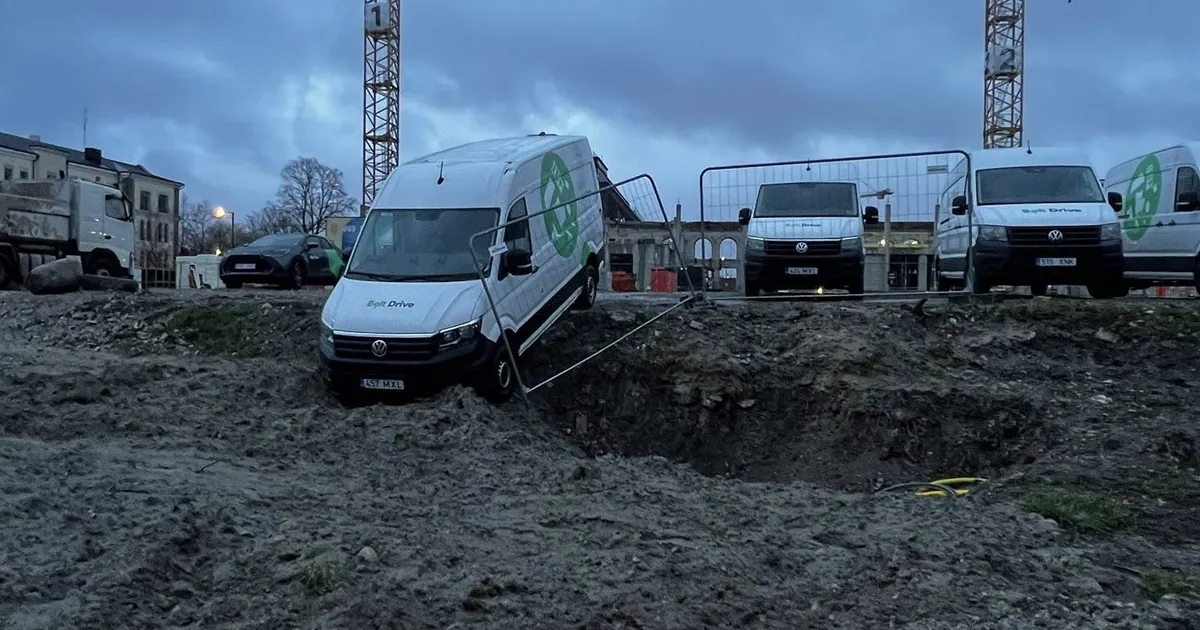 FOTOD ⟩ «Põgenes rendilevõtja eest?» Tallinlasele jäi silma kraavis olev Bolti kaubik