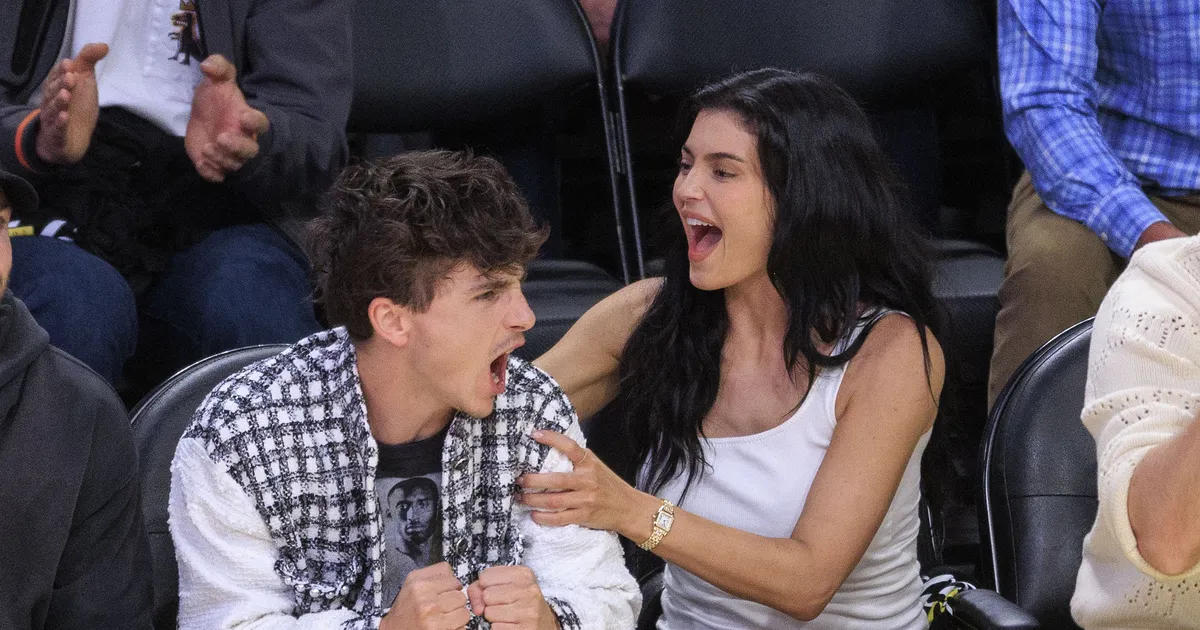 FOTOD ⟩ Kylie Jenner ja Timothée Chalamet püüdsid oma õrnutsemistega tähtsal korvpallimängul kogu tähelepanu endale