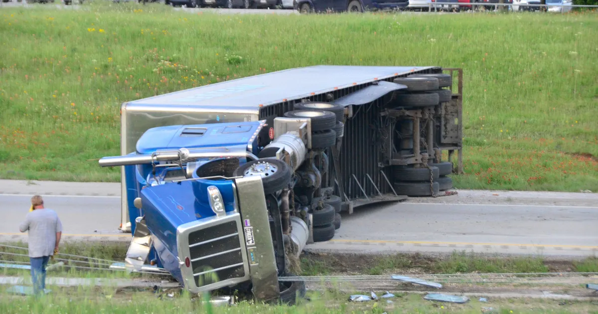 RAHAKÜLV ⟩ 800 000 dollarit lendas USA autoõnnetuses maanteele laiali