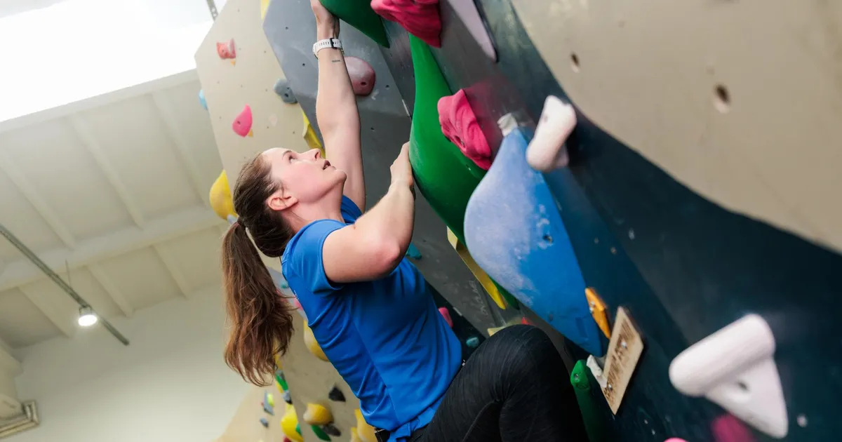 VIDEO ⟩ Enne mõtle, siis roni ehk Kuidas nukukingades ämblik seinal hätta jäi