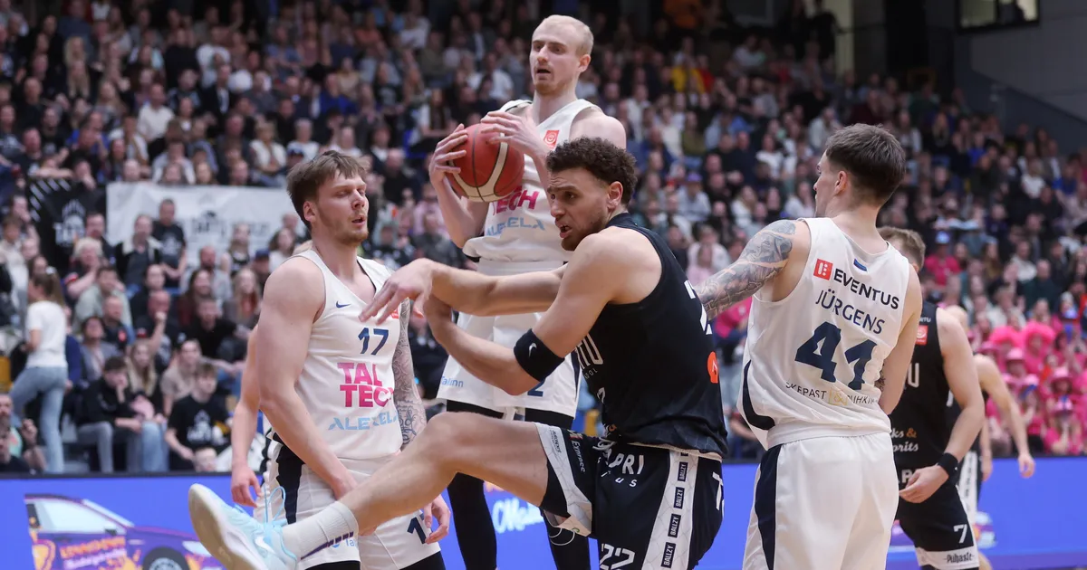 GALERII ⟩ Korralik triller: Tartu pääses enam kui 2000 pealtvaataja ees pingelist ülikooliderbit juhtima