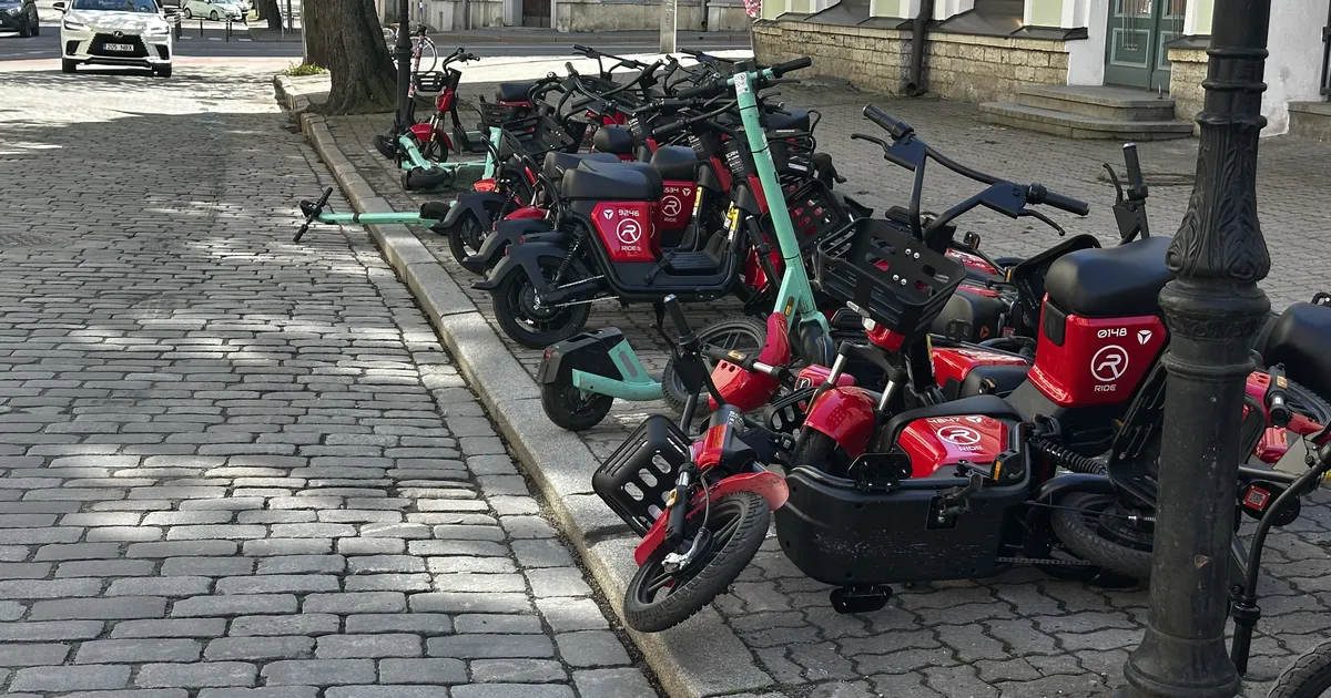 VIDEOD ⟩ «Kas see on turistile ilus vaatepilt?» Tallinna vanalinnas vaatavad vastu rendimopeedide ja tõukside hunnikud