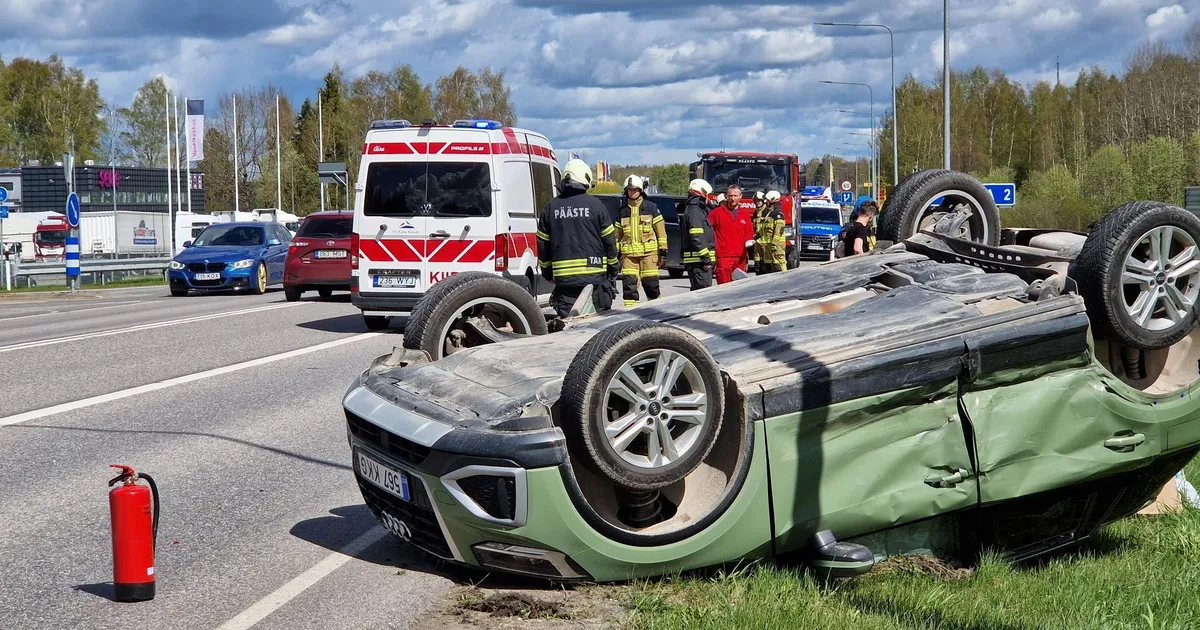 FOTOD ⟩ Tartu lähistel põrkasid kokku kaks autot, üks neist lõpetas katusel