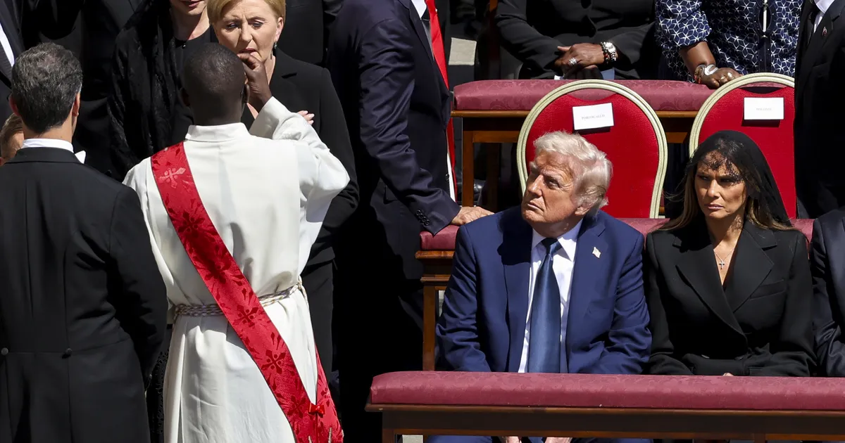 FOTOLUGU ⟩ Trump ehtis end paavsti rüüga