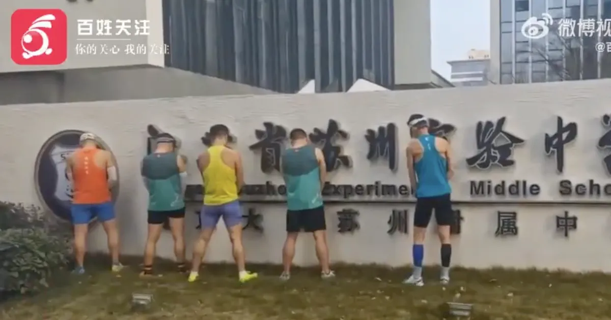 VIDEO ⟩ Maratoni ajal ennast kergendanud jooksjad said karmi karistuse