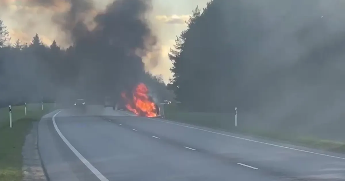 Video ⟩ Mercedes lahvatas maanteel leekidesse