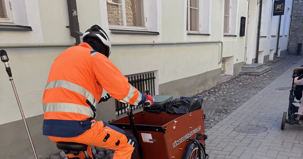 ABSURD KUUBIS ⟩ «Munakiviteedel üles-alla!» Tallinna tänavapuhastajad on sunnitud tööl sõitma kastiratastega