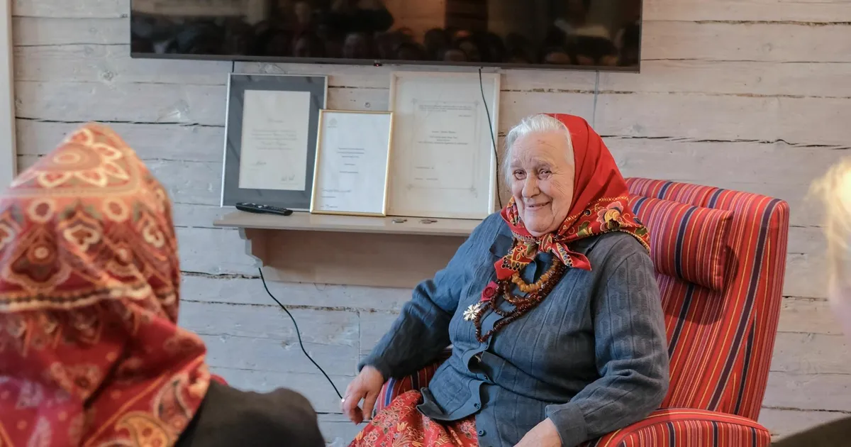 Paelu õnnõ! ⟩ Kihnu kuulsaim käsitöömeister Ärmä Roosi sai juubelikingiks kördikirjalise tugitooli