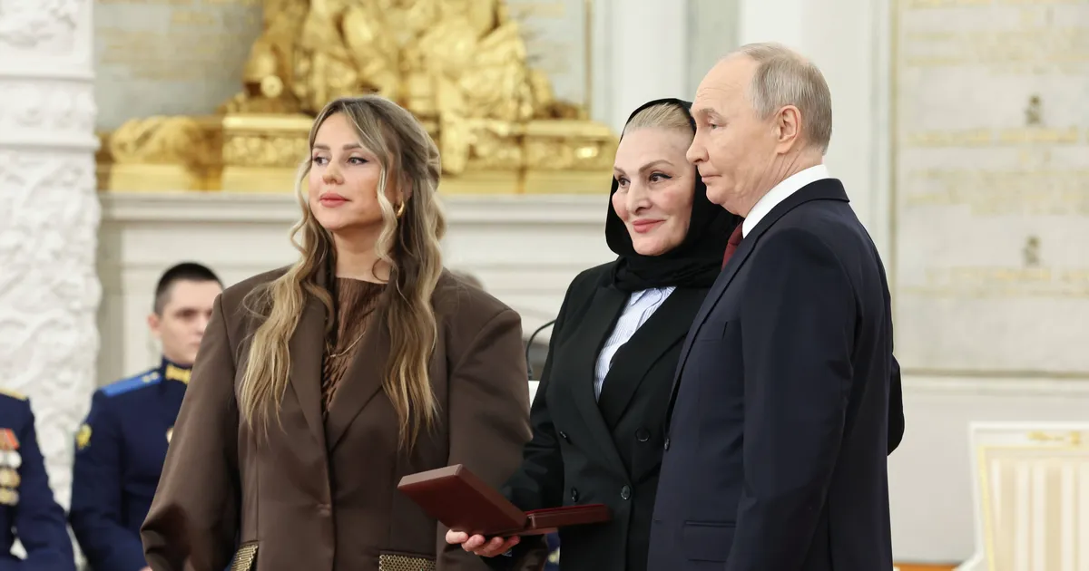 IVAN MAKAROV ⟩ «Võidupäev» – lesed aplodeerivad nende mehi surma saatnud Putinile