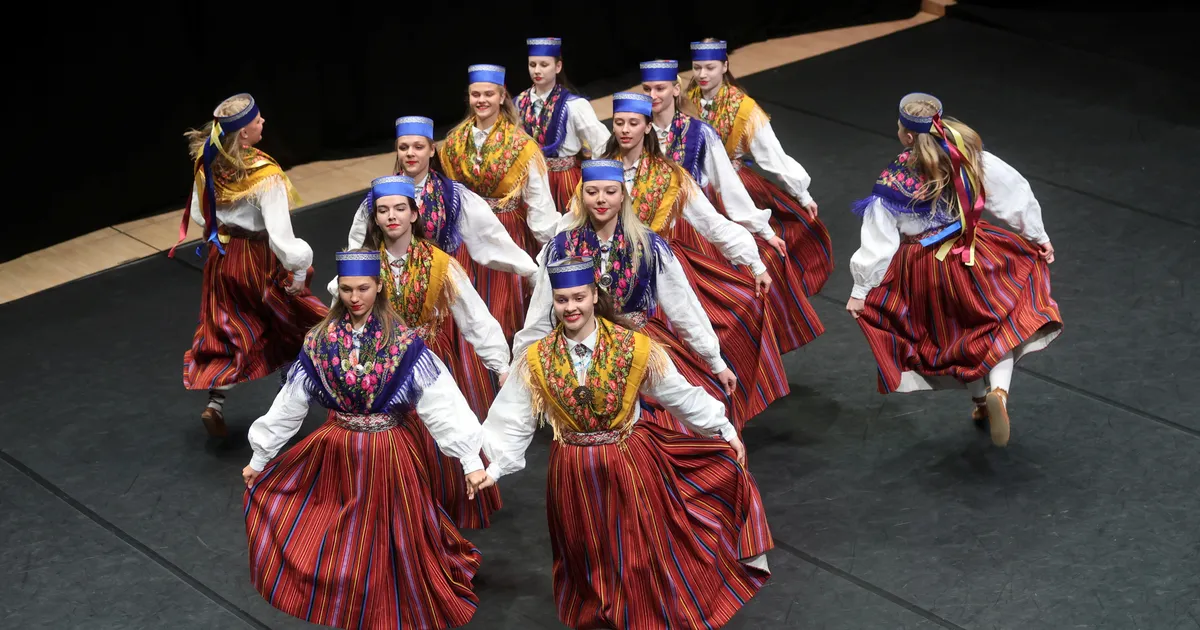 GALERII ⟩ Vanemuine täitus rahvariideis tantsijatega