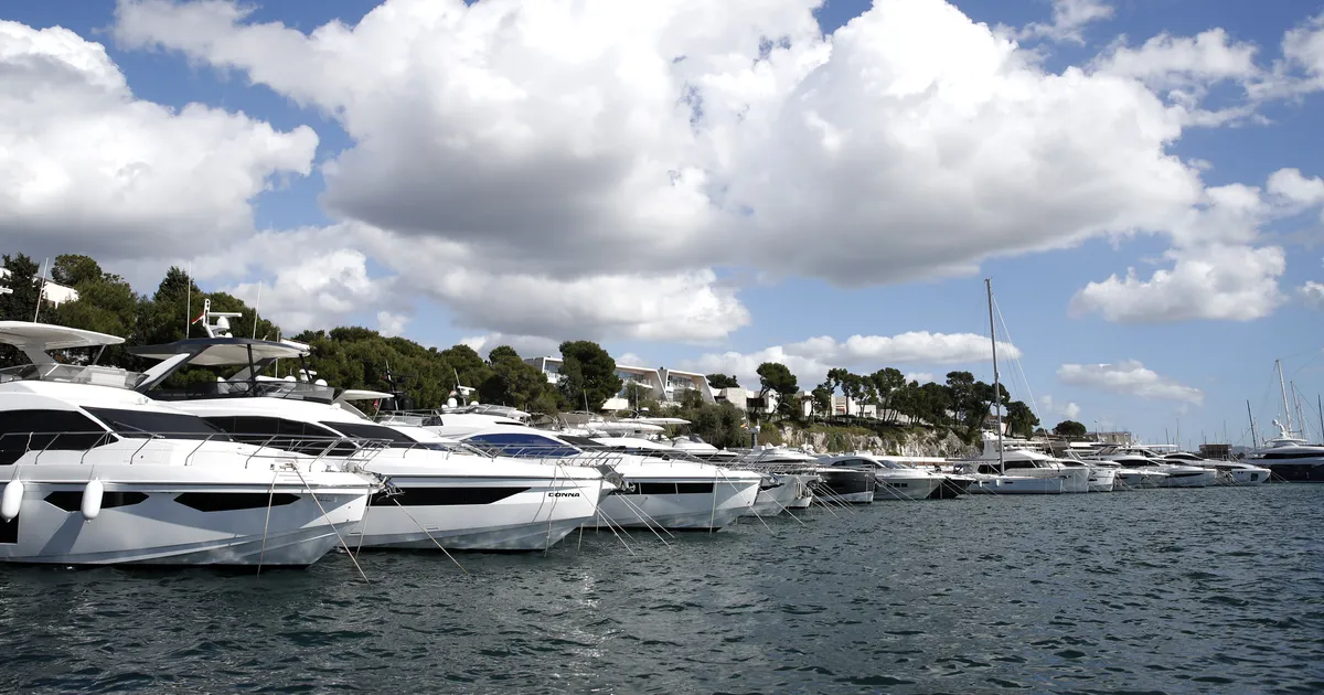 FOTOD SÜNDMUSKOHALT ⟩ «Vaatepilt nagu märulifilmist!» Sisuloojaid täis luksusjaht vajus Miamis sadade silmapaaride ees vee alla