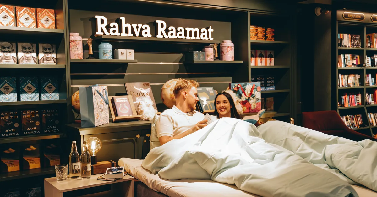 MAGAMISTUBA KESET KAUPLUST ⟩ Eesti noorpaar sai ööbida luksuslikult vanalinna raamatupoes