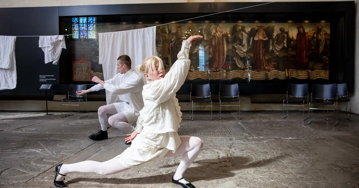 GALERII ⟩ Uued tantsud Niguliste «Surmatantsu» ees: kui surm sirutab käe, tantsib elu vastu