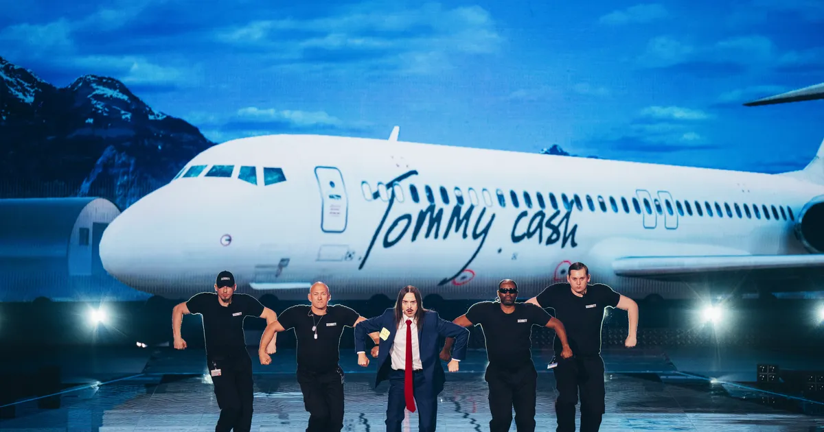 ESIMESED FOTOD LAVAPROOVIST ⟩ Tommy Cash üllatab Eurovisioonil uutmoodi sõuga