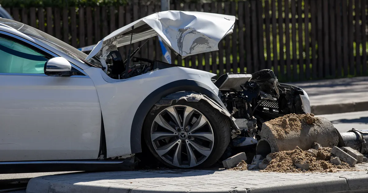 FOTOD ⟩ Vabaduse puiesteel põrutas auto vastu posti