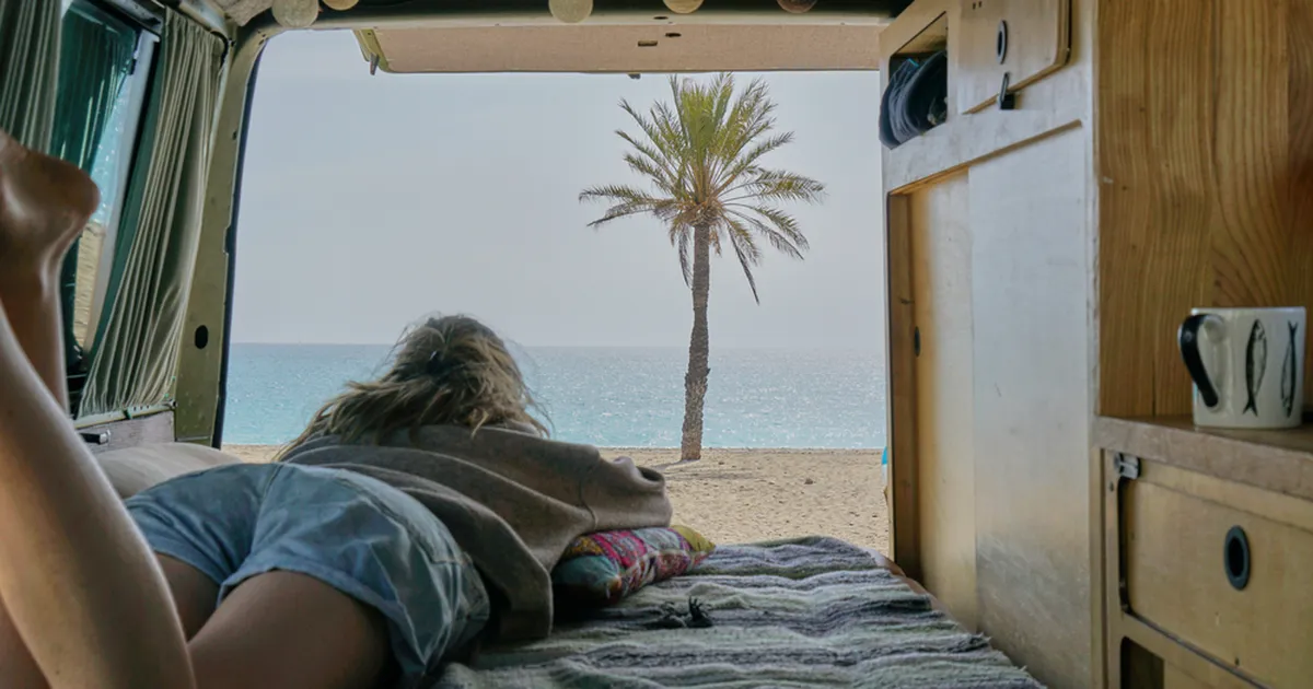 ELUMUUTEV OTSUS ⟩ Isa matnud naine astub lahkunu jälgedes: ta müüs maha kõik ja elab seal, kuhu rattad viivad