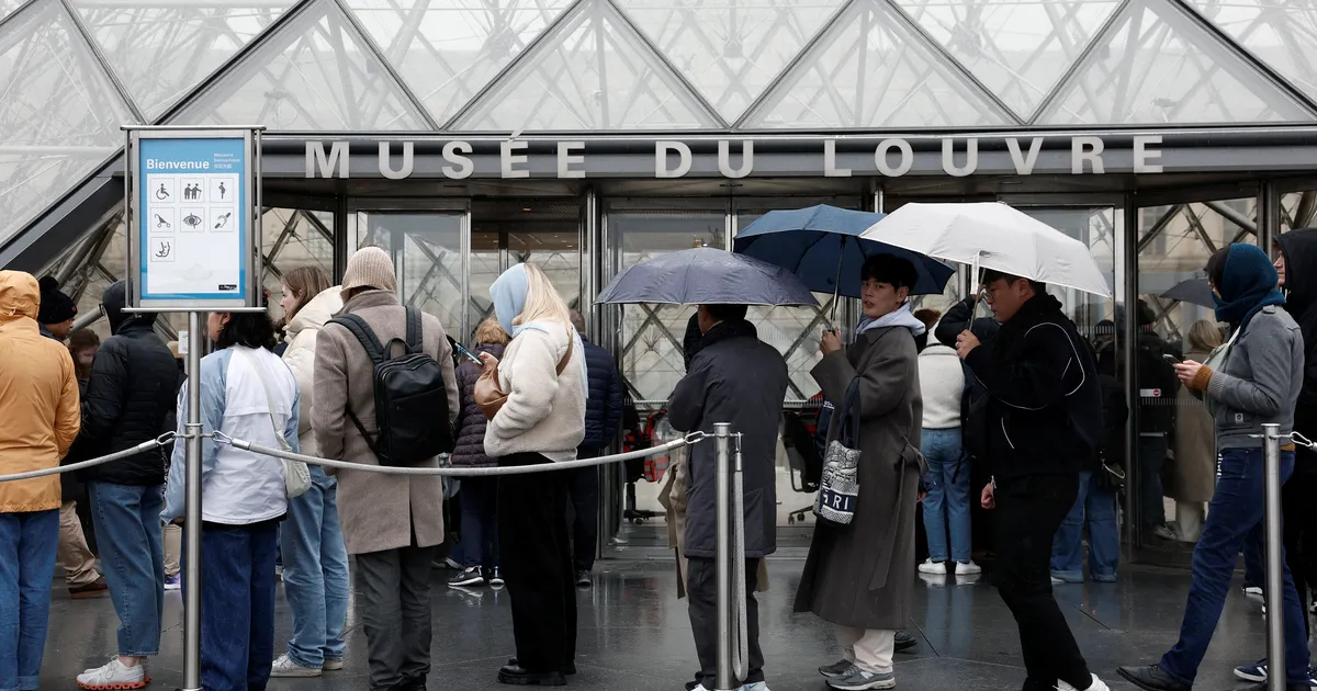 Hoiatus sai tõeks: Louvre hakkas lekkima, üks näitus suleti