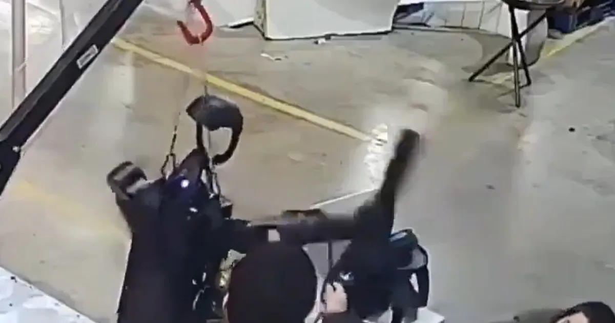 VAATA VIDEOT ⟩ Hiinas hullus humanoidrobot ja püüdis inimesi peksta – neid päästis hullemast see