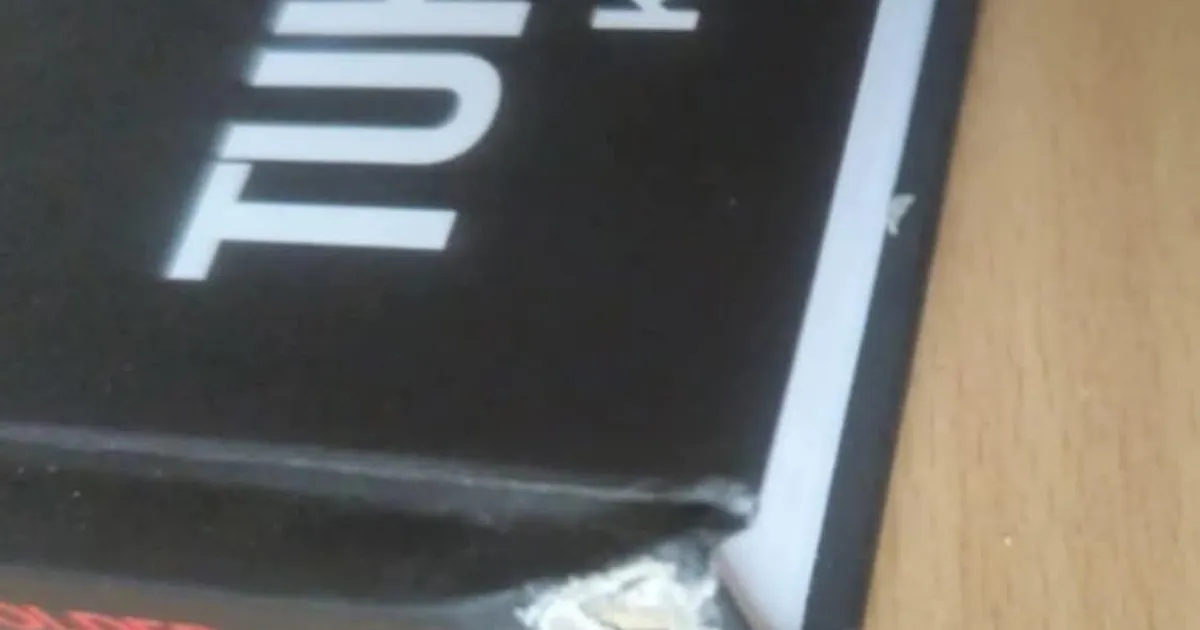 «NAISS, KULLERID» ⟩ Pakiautomaadist vaatas vastu katkine raamat: kes korvab kahju?